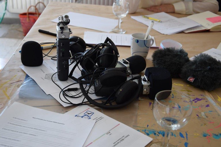 casques audio et micros sur une table pour la préparation du projet